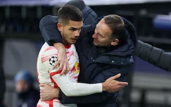 07 December 2021, Saxony, Leipzig: Football, Champions League, RB Leipzig - Manchester City, Group Stage, Group A, Matchday 6 at Red Bull Arena. Leipzig's interim coach Achim Beierlorzer (r) hugs Andre Silva during his substitution. Photo: Jan Woitas/dpa-Zentralbild/dpa