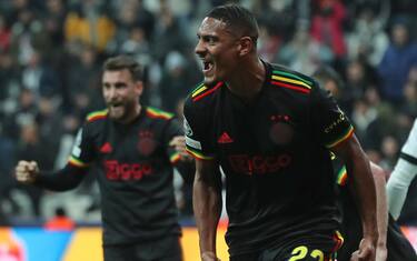 epa09601304 AFC Ajax player Sebastien Haller celebrates with teammates after scoring the 2-1 lead during the UEFA Champions League Group C match between Besiktas and AFC Ajax in Istanbul, Turkey, 24 November 2021. EPA/ERDEM SAHIN