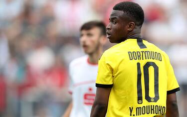 epa08338667 (FILE) Borussia Dortmund's Youssoufa Moukoko in action during the U17 German Championship final soccer match between Borussia Dortmund and 1. FC Cologne in Dortmund, Germany, 16 June 2019 (re-issued 02 April 2020). The 15-year-old Moukoko, who turns 16 in November, will be eligible to make his debut in the German Bundesliga after the German Football League 'DFL' assembly approved the request to change the minimum age to 16. EPA/FRIEDEMANN VOGEL *** Local Caption *** 55276237