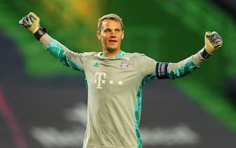 epa08613536 Bayern Munich's goalkeeper Manuel Neuer celebrates his team's 3-0 lead during the UEFA Champions League semi final soccer match between Olympique Lyon and Bayern Munich in Lisbon, Portugal, 19 August 2020.  EPA/Miguel A. Lopes / POOL
