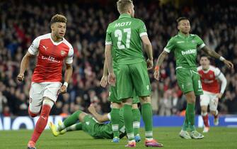 epa05592641 Alex Oxlade-Chamberlain of Arsenal (left) celebrates after scoring against Ludogorets Razgrad during the UEFA Champions League group A soccer match between Arsenal FC and PFC Ludogorets Razgrad at the Emirates Stadium in London, Britain, 19 October 2016.  EPA/WILL OLIVER