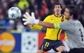 Basel's Franco Costanzo (R) shoots the ball but fails to score past Barcelona's goalkeeper Bojan Krkic during their Champions League Group C football match at St. Jakob-Park stadium in Basel on October 22, 2008.                    AFP PHOTO FREDERICK FLORIN (Photo credit should read FREDERICK FLORIN/AFP via Getty Images)