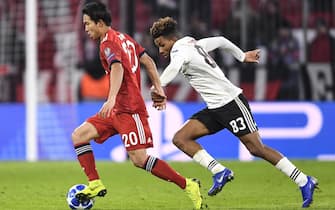 epa07193817 Bayern's Woo-yeong Jeong (L) and Benfica's Gedson Fernandes (R) in action during the UEFA Champions League Group E soccer match between Bayern Munich and Benfica Lisbon FC in Munich, Germany, 27 November 2018.  EPA/LUKAS BARTH-TUTTAS