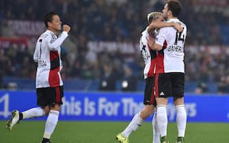 Bayer Leverkusen's Admir Mehmedi (R) celebrates with his teammates  after scoring the 2-1 goal during the UEFA Champions League group E soccer match between AS Roma and Bayer Leverkusen at the Olimpico stadium in Rome, Italy, 04 November 2015.      ANSA/ETTORE FERRARI







