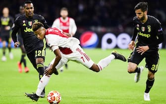 epa07497461 David Neres (C) of Ajax in action with Alex Sandro (L) and Rodrigo Bentancur (R) of Juventus. during the UEFA Champions League quarter final first leg soccer match betweeen Ajax Amsterdam and Juventus FC in Amsterdam, The Netherlands, 10 April 2019.  EPA/OLAF KRAAK