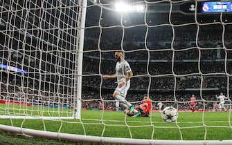 epa06705502 Real Madrid's Karim Benzema (L) scores the 2-1 goal during the UEFA Champions League semi final second leg match between Real Madrid and Bayern Munich at Santiago Bernabeu stadium in Madrid, Spain, 01 May 2018.  EPA/RODRIGO JIMENEZ