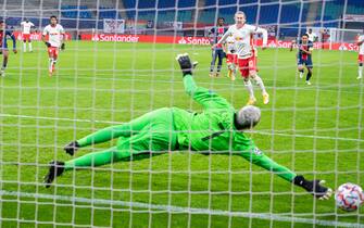 Emil FORSBERG (hi., L) shoots with a penalty versus goalwart Keylor NAVAS (PSG) the goal to make it 2: 1 for RB Leipzig, action, goal shot, football Champions League, group phase, group H, matchday 3, RB Leipzig (L) - Paris St. Germain (PSG) 2: 1, on October 20, 2020 in Leipzig / Germany.