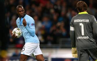 MANCHESTER, ENGLAND - OCTOBER 03:   Mario Balotelli of Manchester City gestures to Roman Weidenfeller of Borussia Dortmund after scoring an equalising penalty kick during the UEFA Champions League Group D match between Manchester City and Borussia Dortmund at the Etihad Stadium on October 3, 2012 in Manchester, England. (Photo by Alex Livesey/Getty Images)