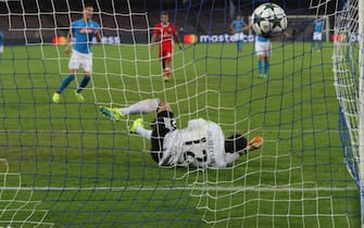 Napoli's Arkadiusz Milik scores on penalty the goal during the UEFA Champions League group B soccer match SSC Napoli vs SL Benfica at San Paolo stadium in Naples, Italy, 28 September 2016.
ANSA/CESARE ABBATE