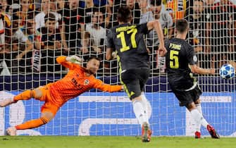 epa07033179 Juventus' midfielder Miralem Pjanic (R) scores the 0-2 from the penalty spot  during the UEFA Champions League soccer match between Valencia CF and Juventus FC at Mestalla stadium in Valencia, Spain, 19 September 2018.  EPA/KAI FOERSTERLING