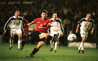 Manchester United's Denis Irwin scores from the penalty spot  (Photo by Steve Mitchell/EMPICS via Getty Images)