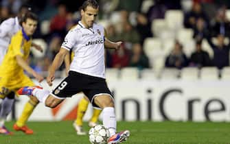 epa03462342 Valencia's striker Roberto Soldado scores by penalty against BATE Borisov during their Champions League group F soccer match played at Mestalla stadium, in Valencia, eastern Spain, 07 November 2012.  EPA/MANUEL BRUQUE
