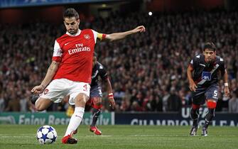epa02337711 Arsenal's Cesc Fabregas (L) scores from the penalty spot during the UEFA Champions League group H soccer match between Arsenal and Sporting Braga at the Emirates Stadium, London, Great Britain, 15 September 2010.  EPA/JONATHAN BRADY