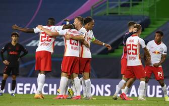 epaselect epa08602009 Players of Leipzig celebrate winning the UEFA Champions League quarter final match between RB Leipzig and Atletico Madrid in Lisbon, Portugal, 13 August 2020.  EPA/Lluis Gene / POOL