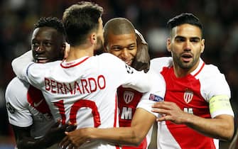 epaselect epa05915829 Monaco's Kylian Mbappe (2-R) celebrates with his teammates after scoring the 1-0 lead during the UEFA Champions League quarter final, second leg soccer match between AS Monaco and Borussia Dortmund at Stade Louis II in Monaco, 19 April 2017.  EPA/SEBASTIEN NOGIER
