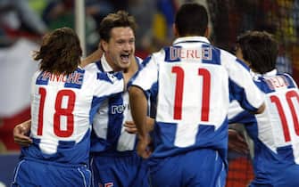 epa00199518 Russian Dmitri Alenitchev (2-L) of FC Porto celebrates after scoring his team's third goal against AS Monaco with his team mates Maniche (L), Derlei (2-R) and Deco (R) during the Champions League soccer final match at the Arena AufSchalke in Gelsenkirchen, Germany, Wednesday 26 May 2004. Porto defeated Monaco 3-0 to win the Champions Cup trophy for the second time after 1987.  EPA/ROLF VENNENBERND