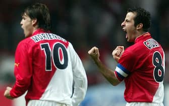 epa00167672 AS Monaco's captain Ludovic Giuly (R) and Spanish forward Fernando Morientes celebrate after Morientes scored the second goal against Real Madrid during the quarter-final Champions League match at Louis II stadium in Monaco Tuesday 06 April 2004.  EPA/OLIVIER HOSLET