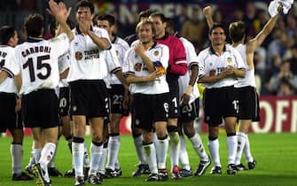 B16-20000510-BARCELONA, SPAIN: FC Valencia players celebrate their victory at the end of their Champions League semi-final second leg match against FC Barcelona at the Camp Nou stadium in Barcelona late Wednesday 10 May 2000. Barcelona won 2-1 but Valencia advanced to the final by 5-3 on aggregate.     (ELECTRONIC IMAGE)       EPA PHOTO EFE/LLUIS GENE/SBF/kr