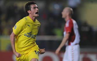 Villarreal's Joseba Llorente celebrates scoring against Aalborg during their group E Champions League football match at the Madrigal Stadium in Villarreal on October 21, 2008.  AFP PHOTO/DIEGO TUSON (Photo credit should read DIEGO TUSON/AFP via Getty Images)