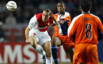 FC Monaco's player Prso Dado (L) fights for the ball with Real Club Deportivo la Coruna player  Nourredine Naybet during their soccer Champions league match in Charle II Stadium at  Monaco Tuesday 5 November 2003.  EPA/HOSLET OLIVIER  