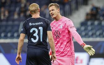 epa09495813 Goalkeeper Johan Dahlin (R) of Malmo FF speaks with teammate Franz Brorsson during the UEFA Champions League group H soccer match between Malmo FF and Zenit St. Petersburg at the Gazprom arena in St. Petersburg, Russia, 29 September 2021.  EPA/ANATOLY MALTSEV
