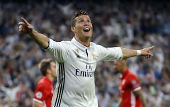 Real Madrid's Portuguese Cristiano Ronaldo celebrates after scoring against Bayern Munich during the Champions League quarter finals second leg soccer match between Real Madrid and Bayern Munich played at Santiago Bernabeu's stadium in Madrid, Spain on 18 April 2017.  
ANSA/JUANJO MARTIN