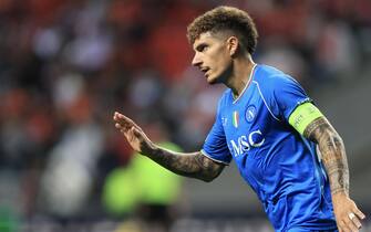 epa10873053 Napoli's Giovanni Di Lorenzo celebrates after scoring the 0-1 goal during the UEFA Champions League group C soccer match between Sporting de Braga and SSC Napoli, in Braga, Portugal, 20 September 2023.  EPA/JOSE COELHO