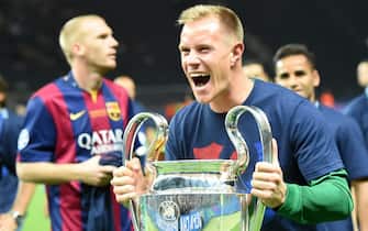 epa04787104 Marc-Andre ter Stegen of Barcelona celebrates with the trophy after the UEFA Champions League final soccer match between Juventus FC and FC Barcelona at Olympiastadion in Berlin, Germany, 06 June 2015.  EPA/MARCUS BRANDT