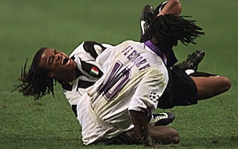 Real Madrid's Dutch player Clarence Seedorf (white jersey) attacks his compatriot of Juventus Edgar Davids during their Champions League final in Amsterdam 20 May 1998. Real Madrid won the match 1-0.
ANSA/TOUSSAINT KLUITERS 