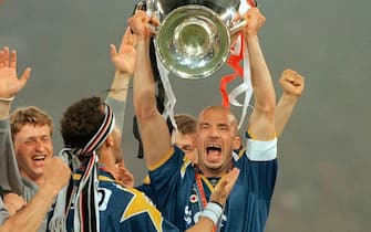 L'attaccante della Juventus, Gianluca Vialli, alza la Champions League vinta ai rigori contro l'Ajax allo stadio Olimpico di Roma, 22 maggio 1996.  ANSA/MAURIZIO BRAMBATTI