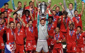 LISBON, PORTUGAL - AUGUST 23: Manuel Neuer, captain of FC Bayern Munich lifts the UEFA Champions League Trophy following his team's victory in the UEFA Champions League Final match between Paris Saint-Germain and Bayern Munich at Estadio do Sport Lisboa e Benfica on August 23, 2020 in Lisbon, Portugal. (Photo by Julian Finney - UEFA/UEFA via Getty Images)