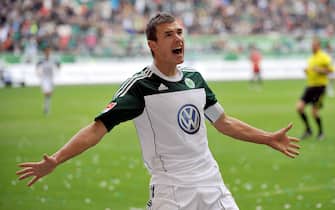 epa02304538 Wolfsburg's Edin Dzeko celebrates after scoring the opening goal during the German Bundesliga soccer match between Wolfsburg and Mainz 05 in the Volkswagen Arena in Wolfsburg, Germany, 28 August 2010. (ATTENTION: EMBARGO CONDITIONS! The DFL permits the further utilisation of the pictures in IPTV, mobile services and other new technologies only no earlier than two hours after the end of the match. The publication and further utilisation in the internet during the match is restricted to six pictures per match only.)  EPA/JOCHEN?LUEBKE