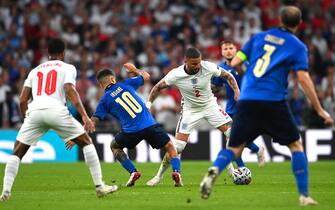 epa09338378 Lorenzo Insigne (C-L) of Italy in action against Kyle Walker (C-R) of England during the UEFA EURO 2020 final between Italy and England in London, Britain, 11 July 2021.  EPA/Andy Rain / POOL (RESTRICTIONS: For editorial news reporting purposes only. Images must appear as still images and must not emulate match action video footage. Photographs published in online publications shall have an interval of at least 20 seconds between the posting.)