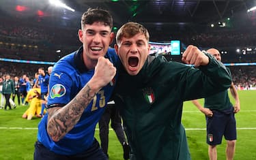 LONDON, ENGLAND - JULY 11: Alessandro Bastoni of Italy and Nicolo Barella of Italy celebrate following their team's victory in the UEFA Euro 2020 Championship Final between Italy and England at Wembley Stadium on July 11, 2021 in London, England. (Photo by Claudio Villa/Getty Images)