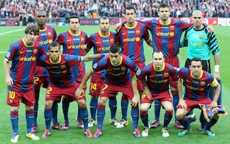epa02756737 FC Barcelona players (back L-R) Eric Abidal, Pedro Rodriguez, Javier Mascherano, Sergio Busquets, Gerard Pique, goalkeeper Victor Valdes (front L-R) Lionel Messi, Daniel Alves, David Villa, Andres Iniesta and captain Hernandes Xavi pose for a team photo prior to the UEFA Champions League final between FC Barcelona and Manchester United at the Wembley Stadium, London, Britain, 28 May 2011.  EPA/FELIPE TRUEBA