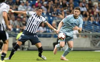 epa07485883 Rogelio Funes Mori (L) of Mexico's Rayados de Monterrey vies for the ball with Andreu Fontas (R) of US' Sporting Kansas City during the CONCACAF Champions League first leg match semi-final at the BBVA Stadium in Monterrey, Mexico, 04 April 2019.  EPA/MIGUEL SIERRA