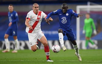 epa08753197 N'Golo Kante (R) of Chelsea in action against Oriol Romeu of Southampton during the English Premier League match between Chelsea and Southampton in London, Britain, 17 October 2020.  EPA/Mike Hewitt / POOL EDITORIAL USE ONLY. No use with unauthorized audio, video, data, fixture lists, club/league logos or 'live' services. Online in-match use limited to 120 images, no video emulation. No use in betting, games or single club/league/player publications.