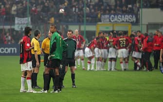 ©Jonathan Moscrop / LaPresse
12-04-2005 Milano
Sport - Calcio
Inter - Milan UEFA Champions League 2004 2005
Nella foto: Gli arbitri parlano con Dida e Maldini