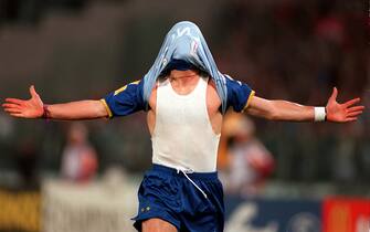 ***** Collection Juventus *****Football - Juventus v Ajax Amsterdam - UEFA Champions League Final - Olympic Stadium, Rome - 22/5/96Fabrizio Ravanelli celebrates with his shirt over his head after scoring the first goal for Juventus Mandatory Credit: Action Images / John Sibley
