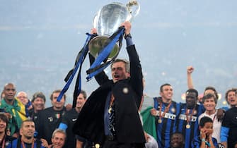 MADRID, SPAIN - MAY 22:  Jose Mourinho the Inter Milan coach holds the trophy aloft after winning the UEFA Champions League Final match between FC Bayern Muenchen and Inter Milan at the Estadio Santiago Bernabeu on May 22, 2010 in Madrid, Spain.  (Photo by Shaun Botterill/Getty Images)