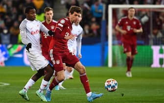 16 February 2022, Austria, Salzburg: Soccer: Champions League, RB Salzburg - Bayern Munich, knockout round, round of 16, first leg: Mohamed Camara of Salzburg (l) fights for the ball with Thomas MÃ¼ller of Munich. Photo: Sven Hoppe/dpa (Photo by Sven Hoppe/picture alliance via Getty Images)
