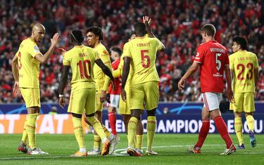 LISBON, PORTUGAL - APRIL 05: Sadio Mane of Liverpool celebrates with teammate Fabinho and Trent Alexander-Arnold  after scoring their side's second goal  during the UEFA Champions League Quarter Final Leg One match between SL Benfica and Liverpool FC at Estadio da Luz on April 05, 2022 in Lisbon, Portugal. (Photo by Carlos Rodrigues - UEFA/UEFA via Getty Images)