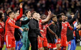 epa10510503 Players of Bayern Munich celebrate after winning the UEFA Champions League Round of 16, 2nd leg match between Bayern Munich and Paris Saint-Germain in Munich, Germany, 08 March 2023.  EPA/RONALD WITTEK