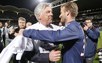 epa03698109 David Beckham (R) and Carlo Ancelotti (L) of Paris Saint Germain celebrate after their victory against Olympique Lyon in the French Ligue 1 soccer match at the Stade Gerland in Lyon, France, 12 May 2013. PSG were crowned French champions after their victory over Lyon.  EPA/GUILLAUME HORCAJUELO