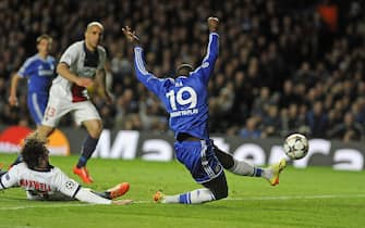 epa04159662 Chelsea's Demba Ba scores their second goal against Paris St-Germain's Lucas (L)  during their UEFA Champions League quarterfinal 2nd leg match at Stamford Bridge in London, Britain, 08 April 2014.  EPA/GERRY PENNY