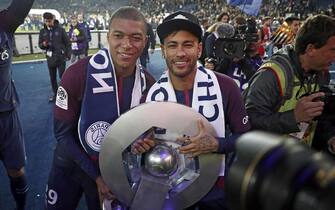 epa06732164 Paris Saint Germain's Kylian Mbappe (L) and Neymar Jr (R) celebrate with their trophy after a ceremony for the winner of the french championship after the French Ligue 1 soccer match between Paris Saint-Germain (PSG) and Rennes at the Parc des Princes stadium in Paris, France, 12 May 2018.  EPA/CHRISTOPHE PETIT TESSON
