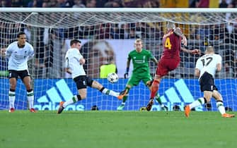 Roma's Radja Nainggolan (C) scores the goal during the UEFA Champions League semi final, second leg, soccer match between AS Roma and Liverpool FC at the Olimpico stadium in Rome, Italy, 02 May 2018.ANSA/ETTORE FERRARI