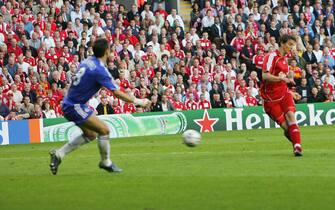 Liverpool, UNITED KINGDOM: Liverpool's Daniel Agger (R) scores to make it 1-0 against Chelsea during their European Champions League semi final second leg football match at Anfield, Liverpool, north west England, 01 May 2007. AFP PHOTO/CARL DE SOUZA (Photo credit should read CARL DE SOUZA/AFP via Getty Images)