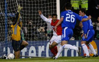 LONDON, UNITED KINGDOM:  Monaco's Hugo Ibarra (2nd L) scores against Chelsea's goal keeper Carlo Cudicini (L) as his teammates John Terry (2nd R) and Wayne Bridge watch during their semi-final return leg Champions League match at Stamford Bridge in London 05 May, 2004. At left is Monaco's Gael Givet.     AFP PHOTO/ADRIAN DENNIS  (Photo credit should read ADRIAN DENNIS/AFP via Getty Images)