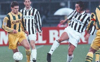 In una foto d'archivio del 3 aprile 1996 Ciro Ferrara (c) e Paulo Sousa (d), entrambi con la maglia della Juventus, dopo essere stati a lungo corteggiati e quasi ingaggiati dalla Roma. ANSA